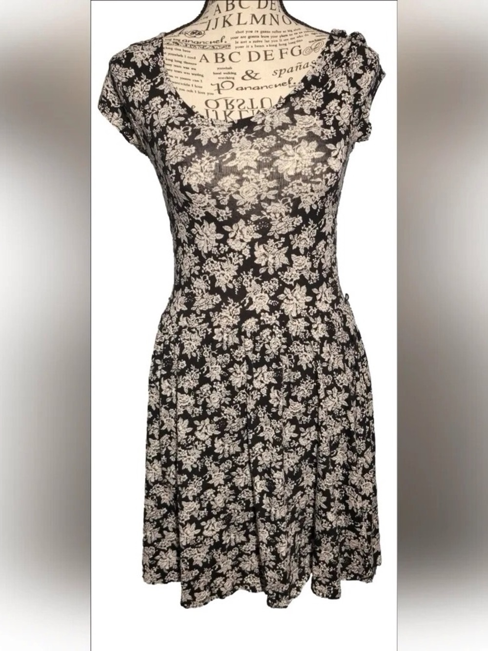Black Floral Scoop-Neck Mini Dress - Feminine Everyday Skater